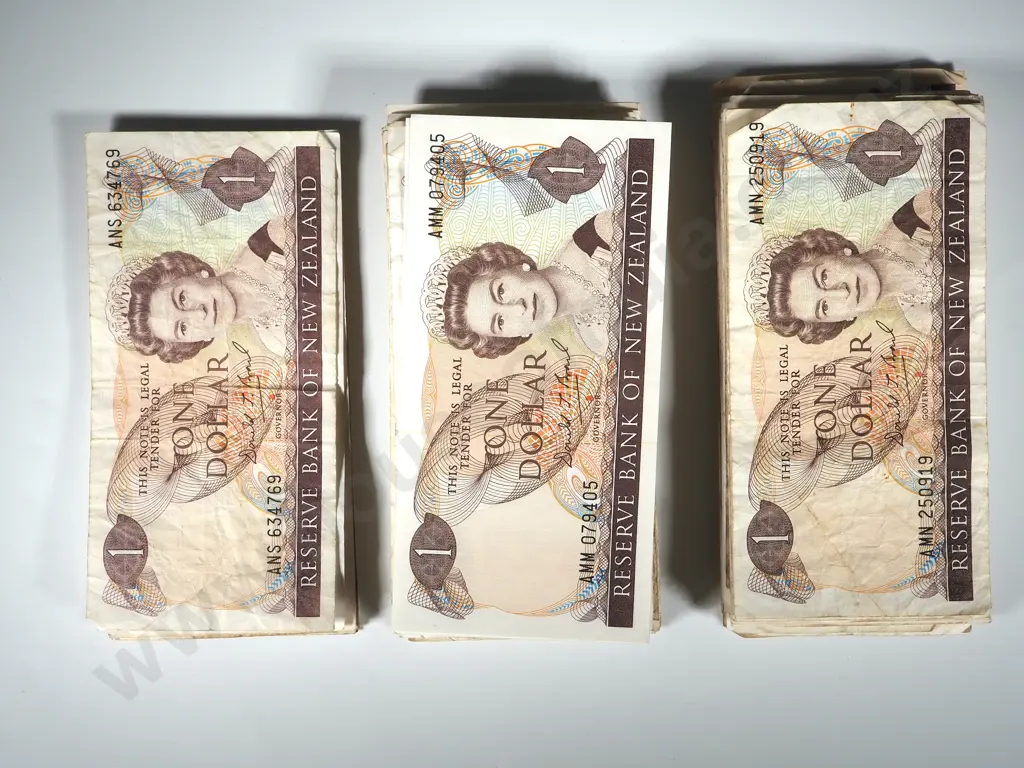 100 New Zealand One Dollar Brash Bank Notes - Various Grades - Most Well Circulated Image 1++