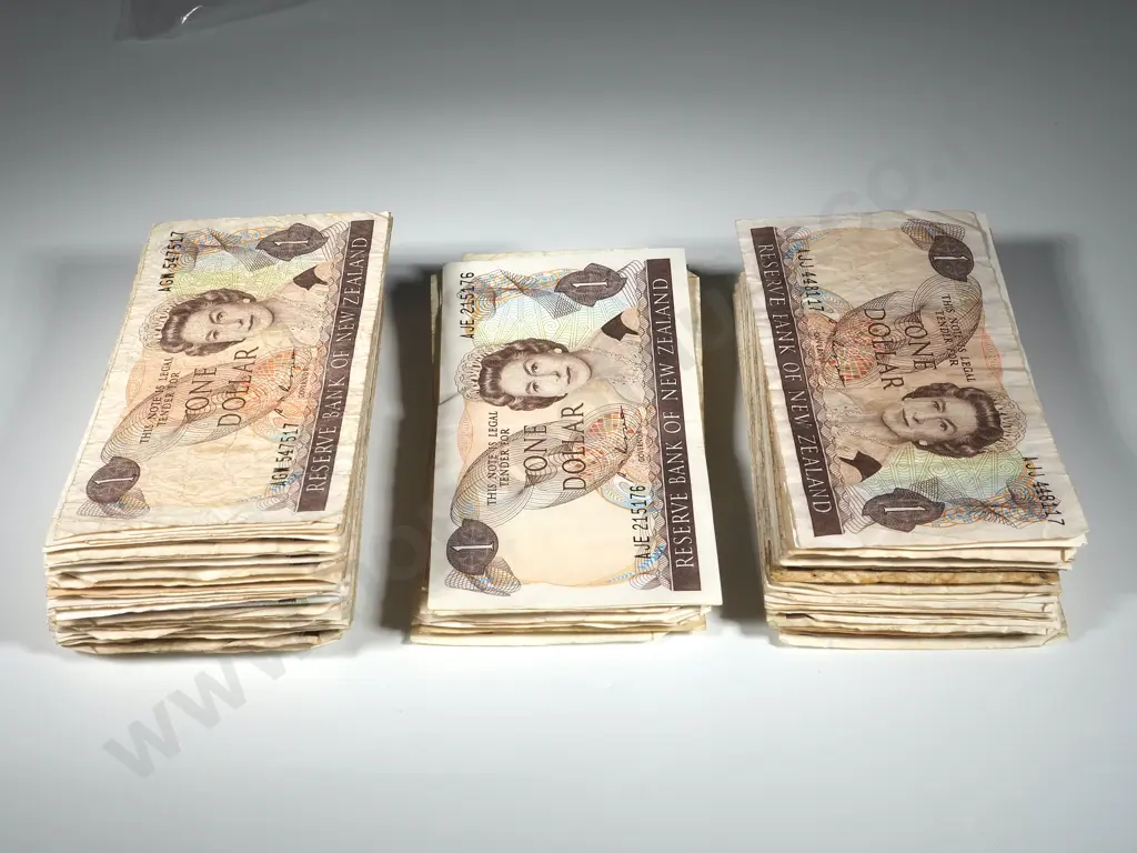 146 New Zealand One Dollar Russel Bank Notes - Various Grades - Most Well Circulated Image 1++