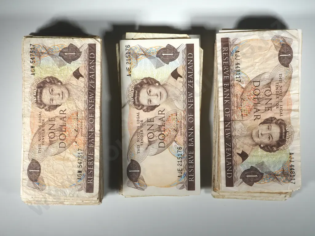 146 New Zealand One Dollar Russel Bank Notes - Various Grades - Most Well Circulated Image 1++