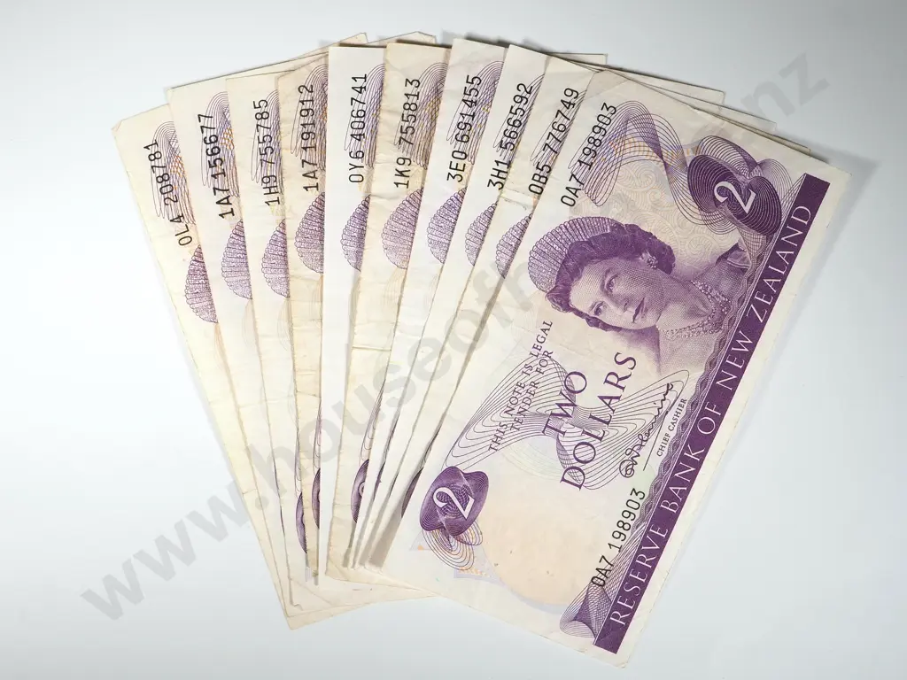 10 New Zealand Two Dollar Banknotes in Various Grades Image 1++
