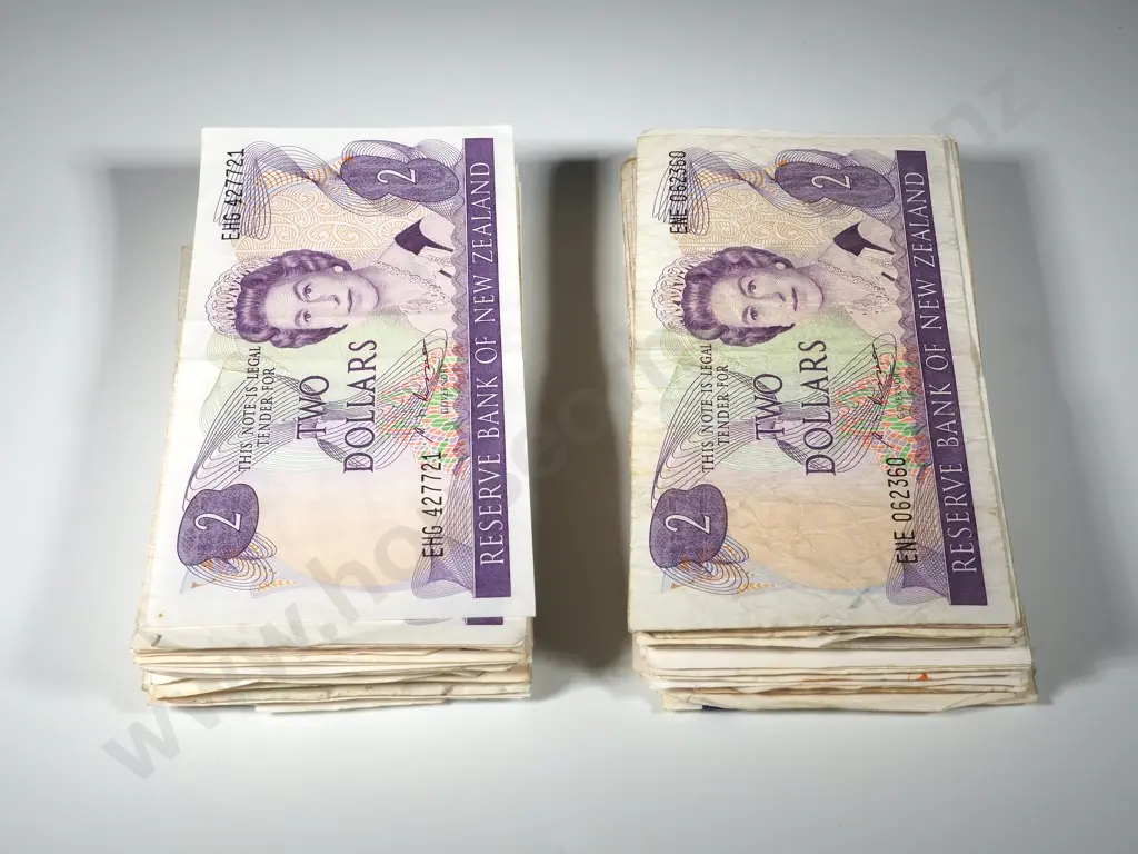 87 New Zealand Two Dollar Russell Bank Notes - Various Grades - Most Well Circulated Image 1++