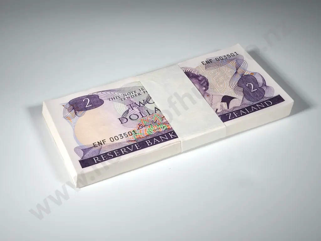 Bundle of 100 Consecutive New Zealand Two Dollar Banknotes Image 1++