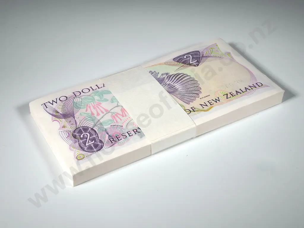Bundle of 100 Consecutive New Zealand Two Dollar Banknotes Image 1++
