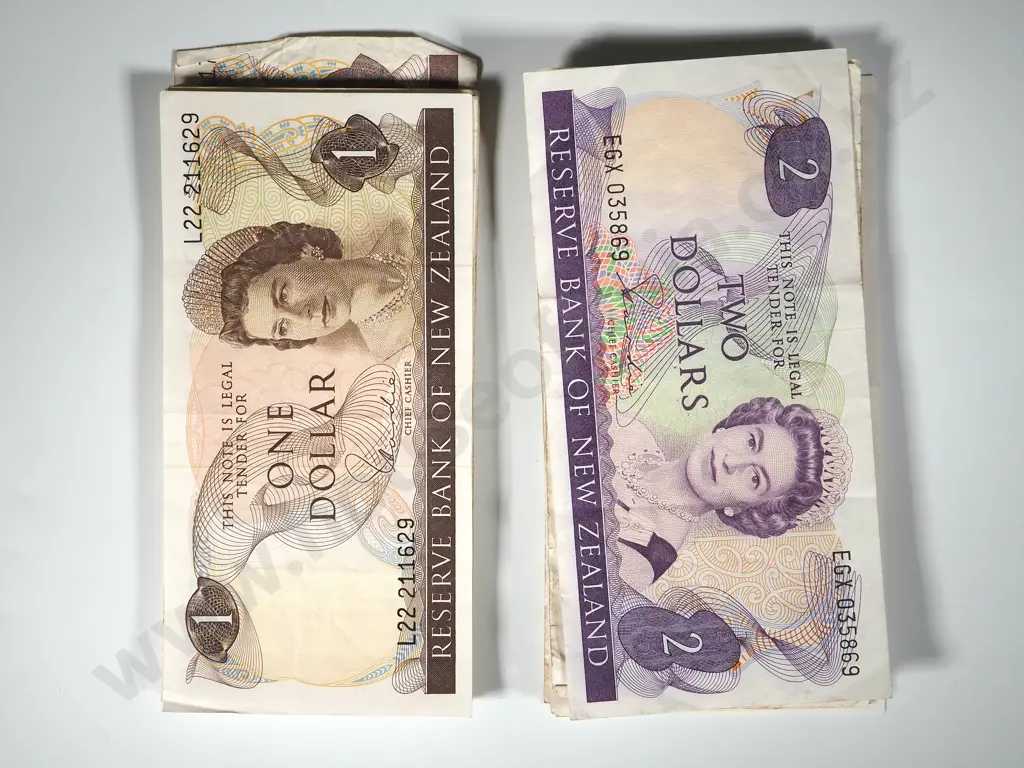 10 New Zealand One & 12 Hardie Two Dollar Bank Notes - Various Grades - Most Well Circulated Image 1++