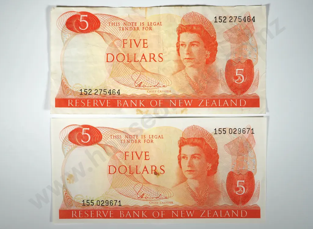 2 New Zealand Five Dollar Banknotes Hardie Signature Image 1++