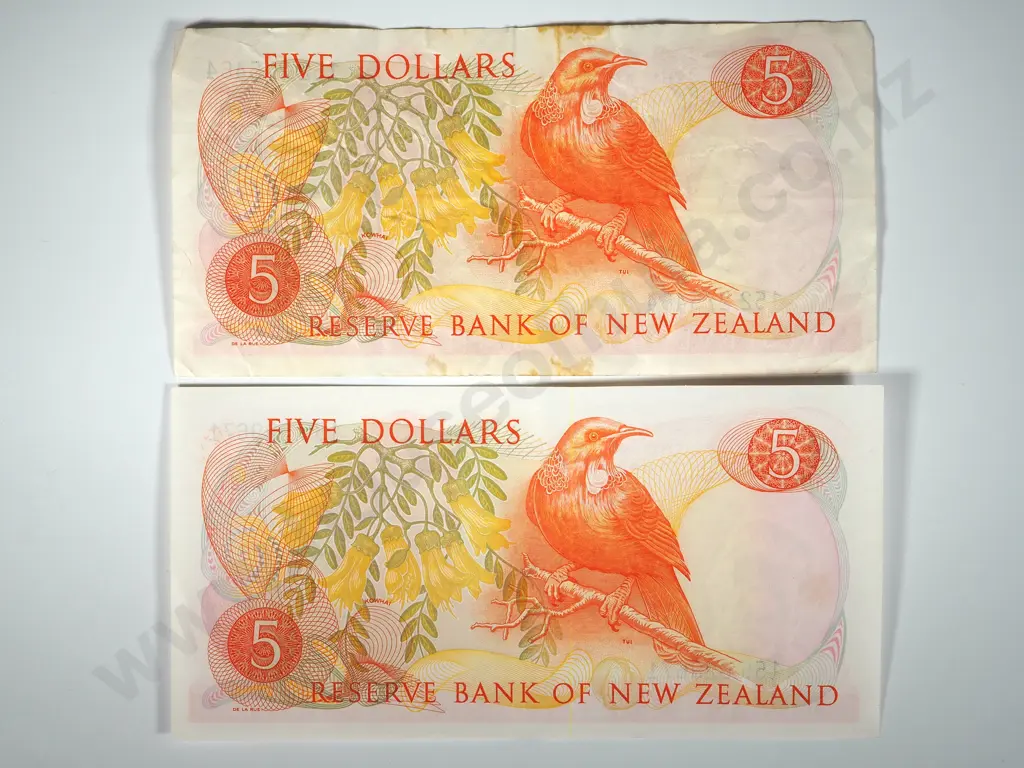 2 New Zealand Five Dollar Banknotes Hardie Signature Image 1++