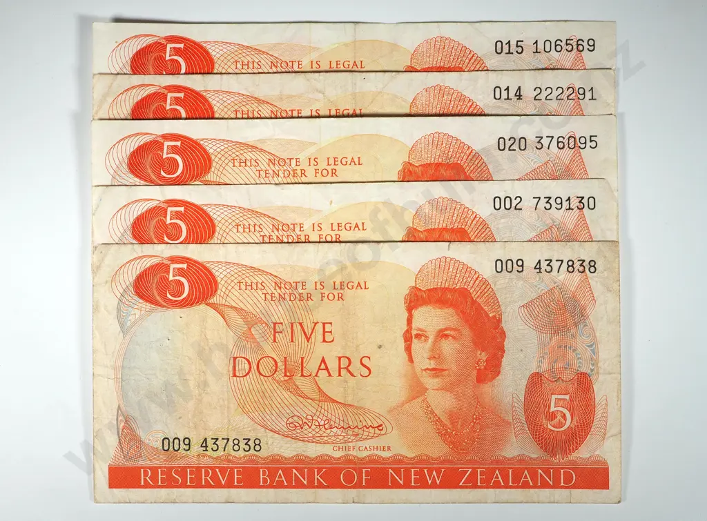 5 New Zealand Five Dollar Banknotes in Various Grades - Fleming Signature Image 1++