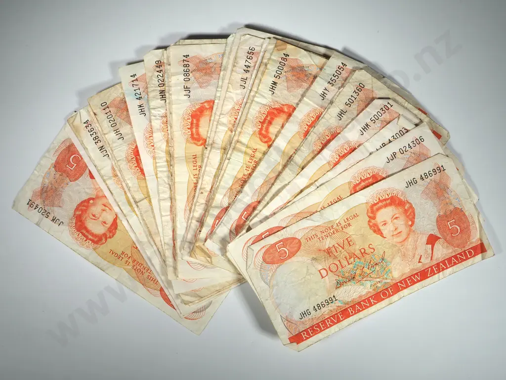 29 New Zealand Five Dollar Brash Bank Notes - Various Grades - Most Well Circulated Image 1++