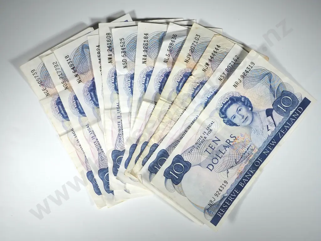 12 New Zealand Ten Dollar Bank Notes - Various Grades - Most Well Circulated 10 Russell & 2 Hardie Image 1++
