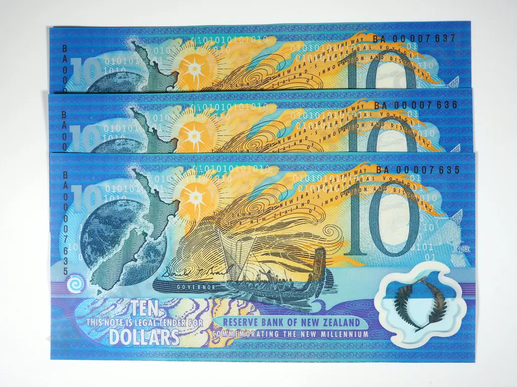 Three AUNC New Zealand Consecutive $10 Millennium Banknotes  Image 1++
