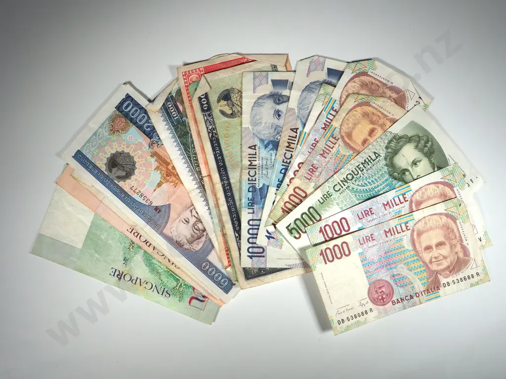 Assorted lot of European Banknotes  Image 1++