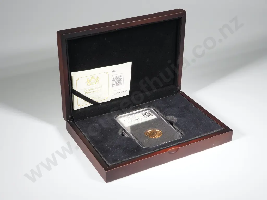 2014 Gold Sovereign in Presentation Box Image 1++