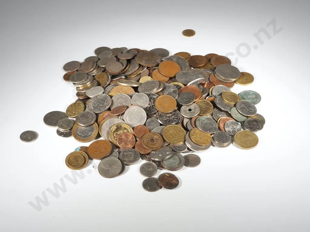 Large lot of Assorted Global Coinage  Image 1++