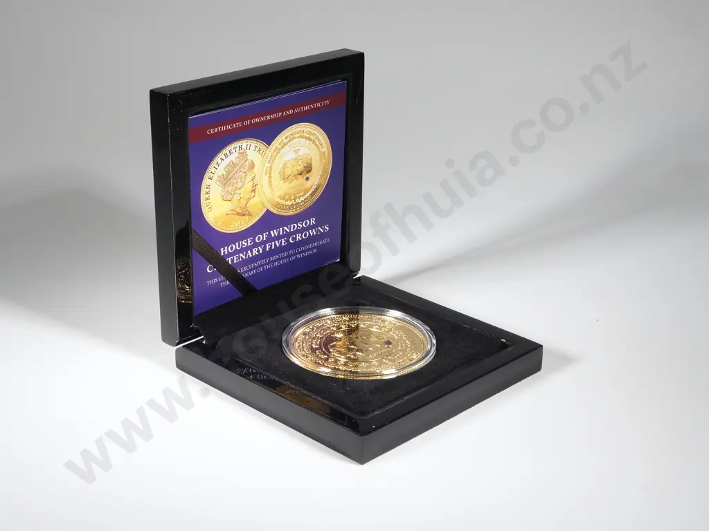 Oversized 5 Crown House of Windsor United Kingdom Coin in Case Image 1++