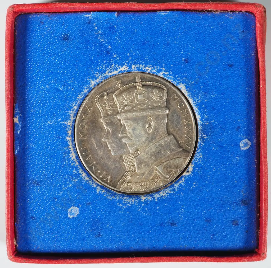 1935 George  5 Jubilee Silver Coin in Original Case Image 1++
