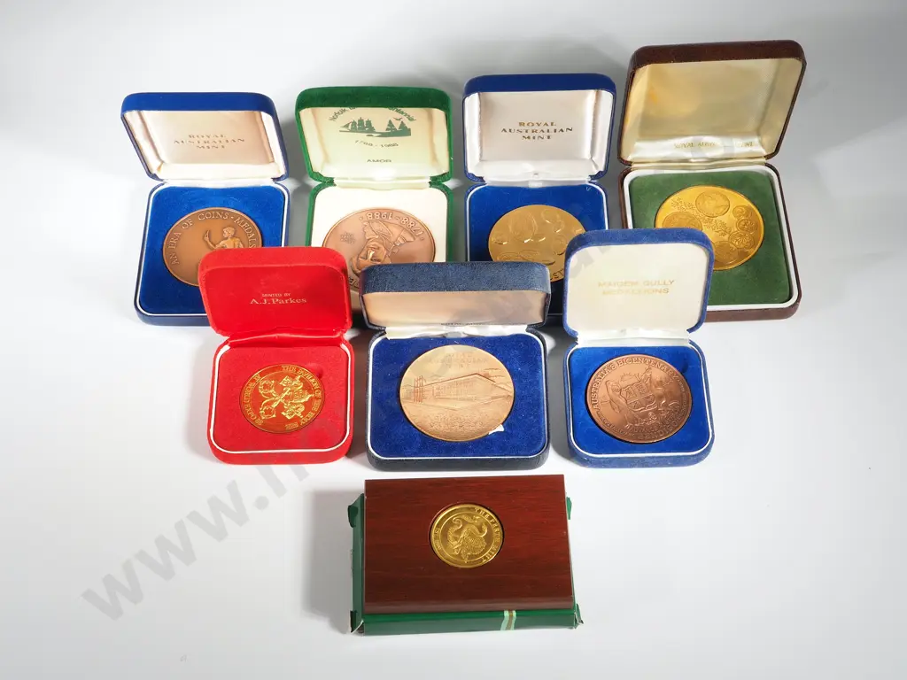Assorted lot of Australian Commemorative Coins & Medallions in Plush Cases  Image 1++