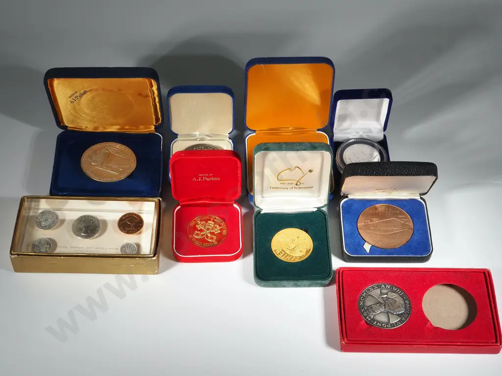 Assorted lot of Australian Commemorative Coins & Medallions in Plush Cases  Image 1++