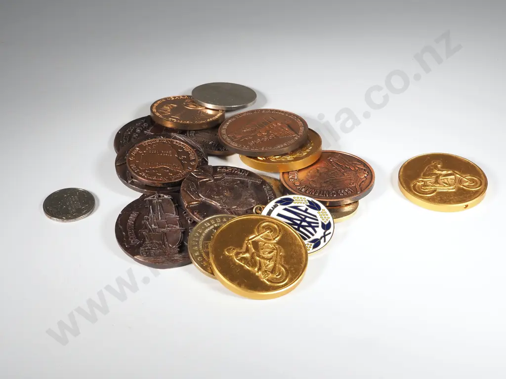 Assorted Large lot of Australian Commemorative Coins, Medallions & Prize Medals   Image 1++