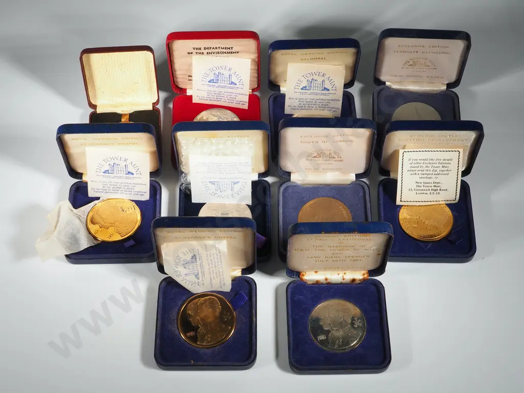 Large Assorted Lot of United Kingdom Commemorative Coins & Medallions Image 1++