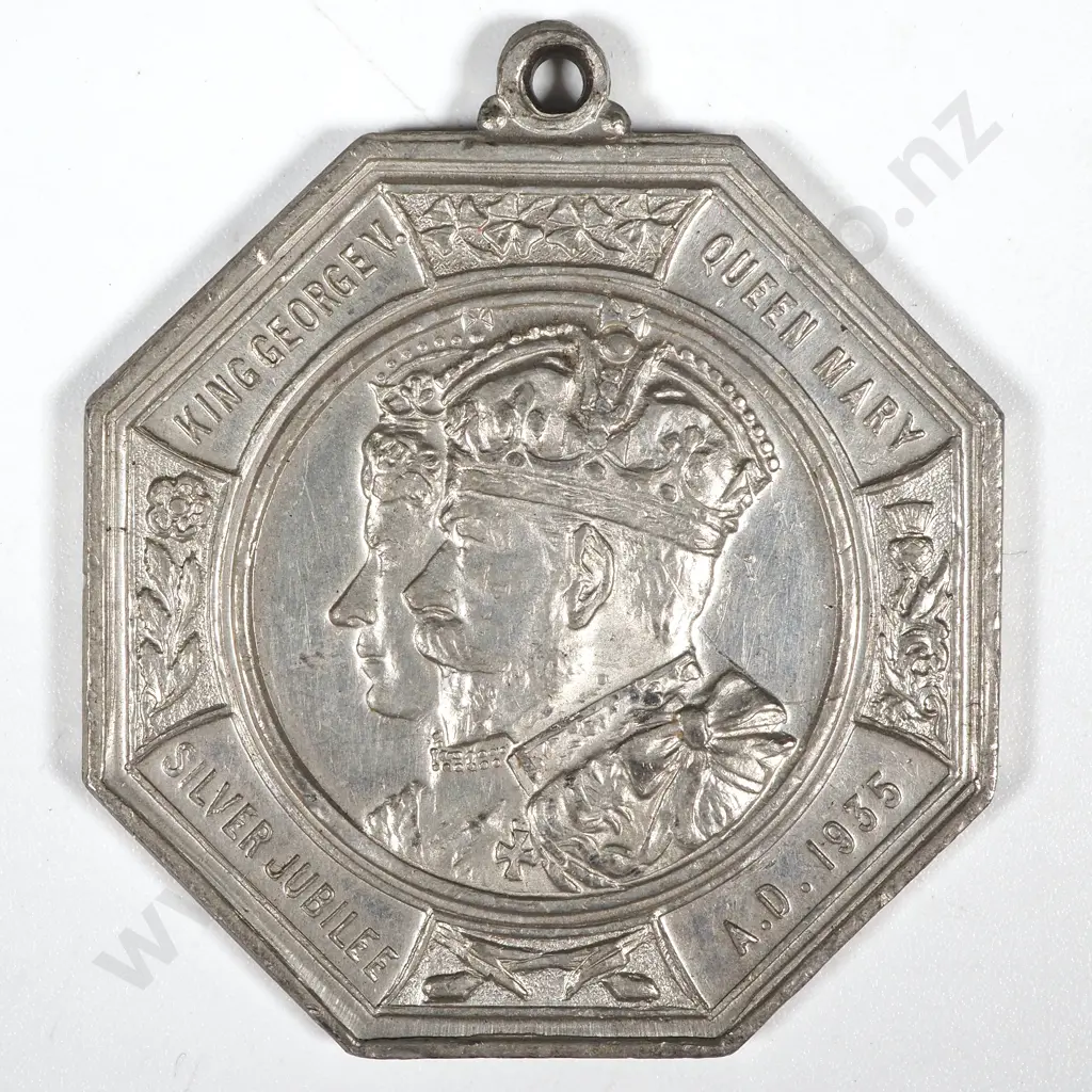 1935 United Kingdom Silver Jubilee Medallion in White Metal Image 1++