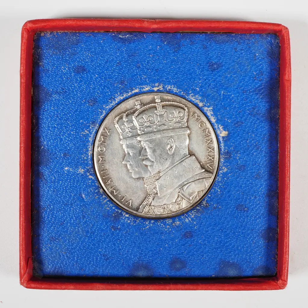 1910-1935 United Kingdom Card Cased Sterling Silver Commemorative Coin  Image 1++