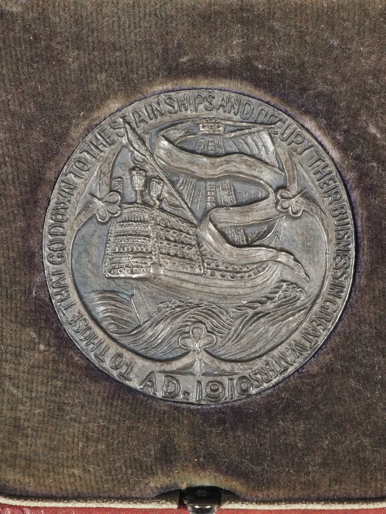 Cased White Metal Shipping Federation Meritorious Service Medal, 28mm in Diameter  Image 1++