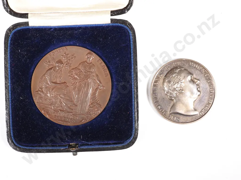 Two Cased Royal Horticultural Society Medals to T R Wilkinson - One Bronze & One Silver Image 1++