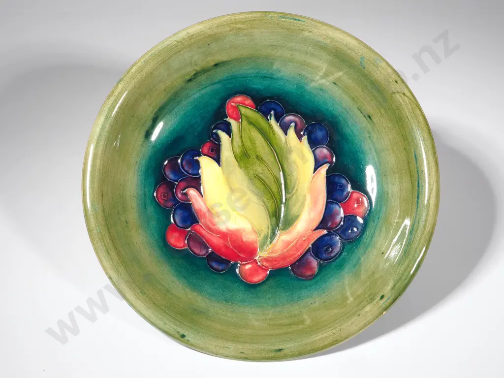 Moorcroft Dish "Leaf and Berry" Pattern. Green Signature. 190mm Image 1++