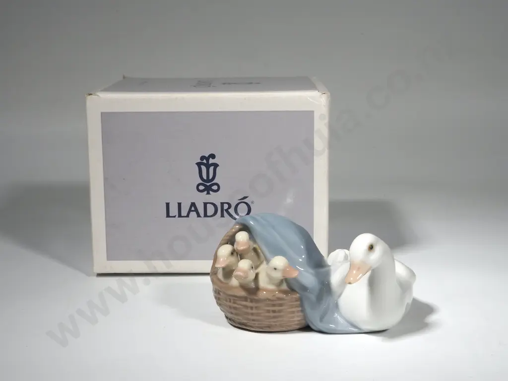 Lladro Figure "Duck with Basket of Ducklings" SJ4895 Image 1++