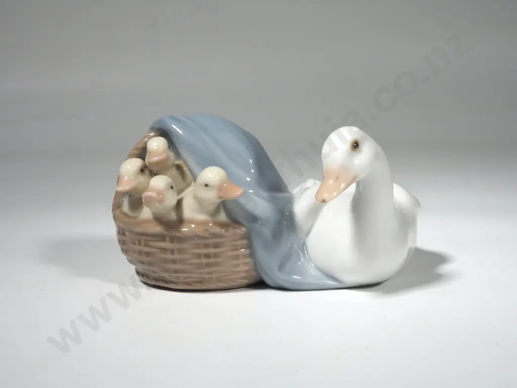 Lladro Figure "Duck with Basket of Ducklings" SJ4895 Image 1++