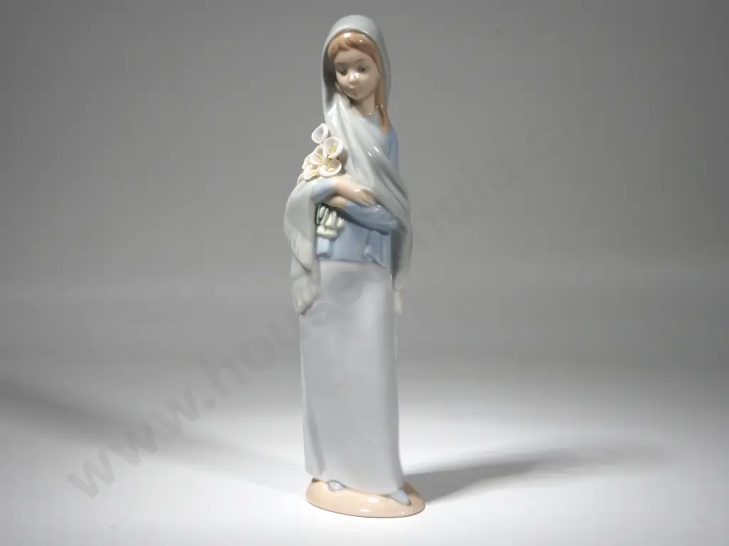 Lladro Figure - Girl with Lillies No 4650 Image 1++