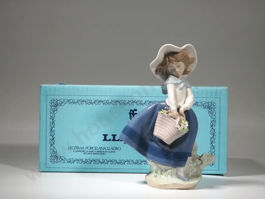 Lladro Figure of a Young Girl with Basket of Flowers No 552 Image 1++