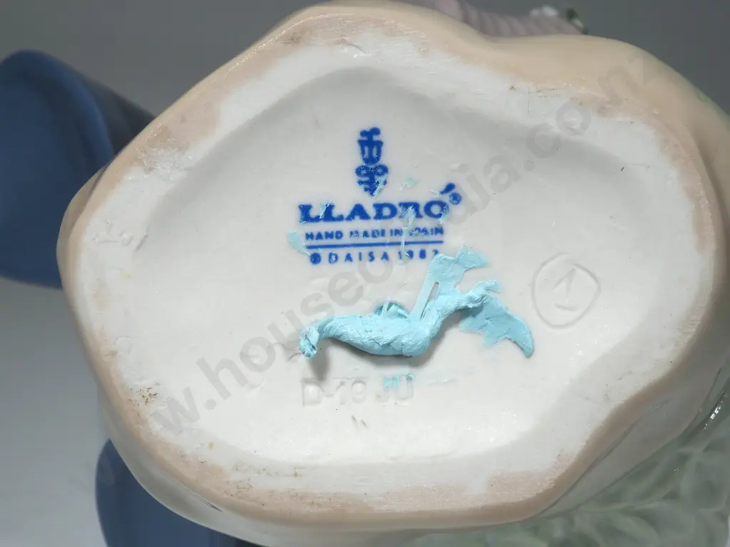 Lladro Figure of a Young Girl with Basket of Flowers No 552 Image 1++