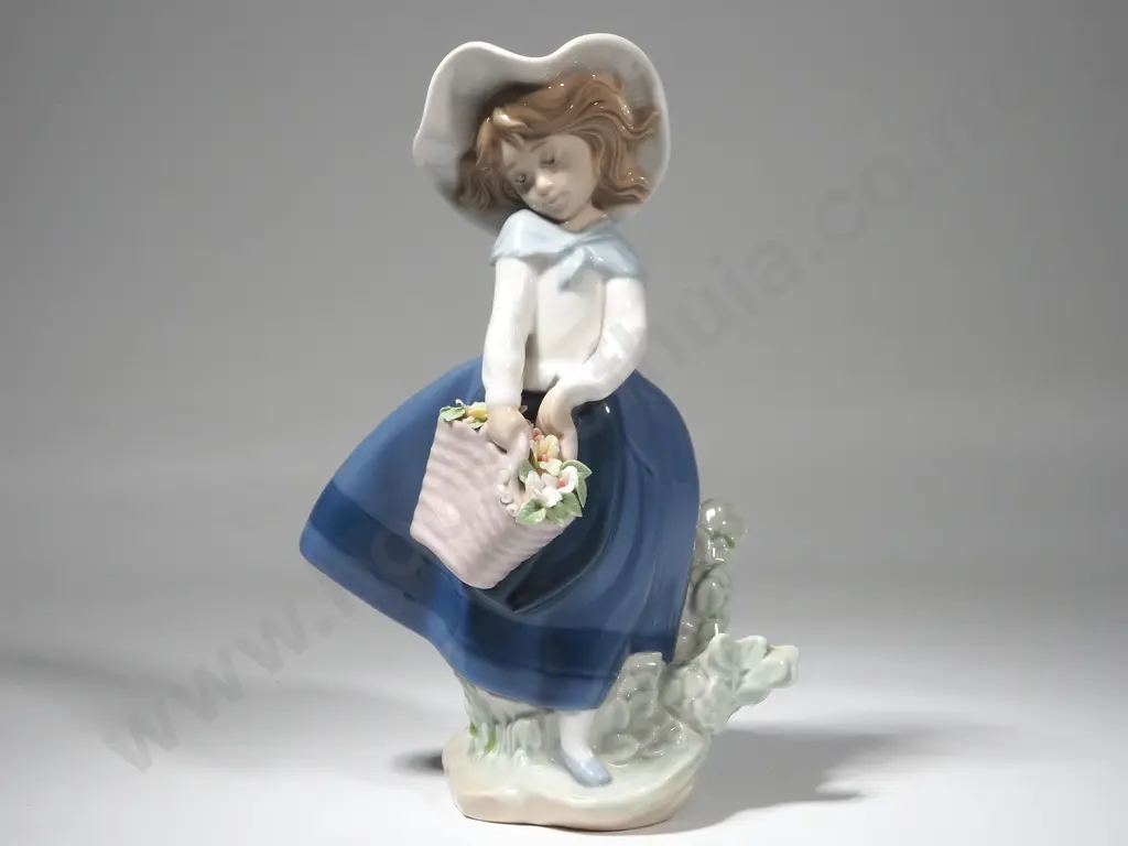 Lladro Figure of a Young Girl with Basket of Flowers No 552 Image 1++