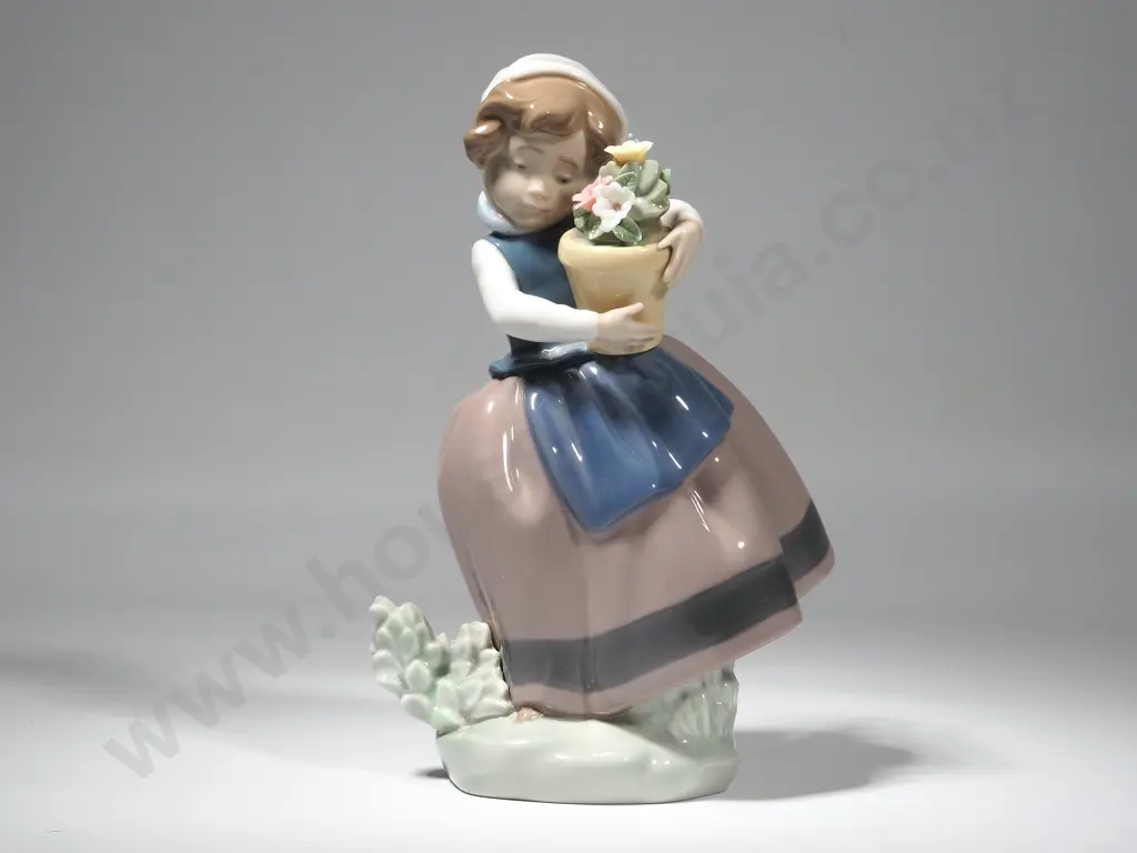 Lladro Figure of a Young Girl with Flower Pot No 5223 Image 1++