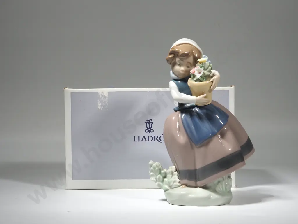 Lladro Figure of a Young Girl with Flower Pot No 5223 Image 1++