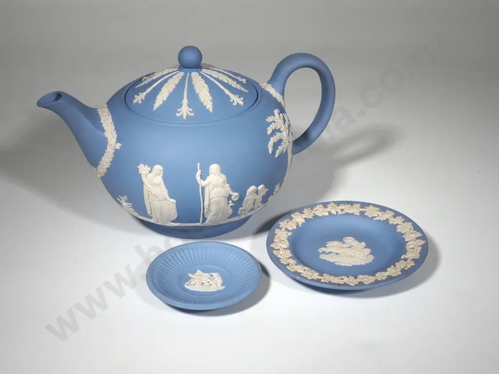Wedgwood Blue Large Teapot and Two Small Wedgwood Dishes  Image 1++