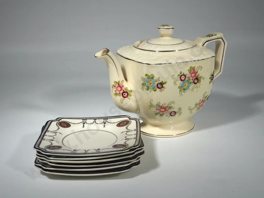 Cream Teapot & Six Royal Doulton Countess Design Cake Plates Image 1++