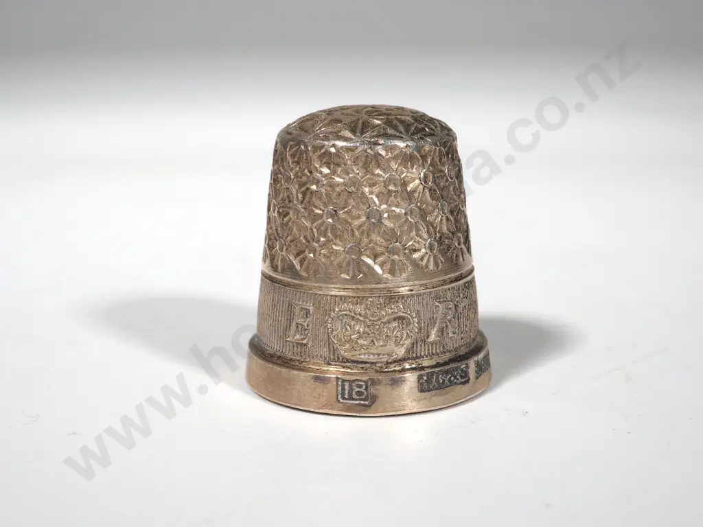 Sterling Silver Thimble - Maker: Henry Griffiths & Sons - Birmingham 1952 Image 1++