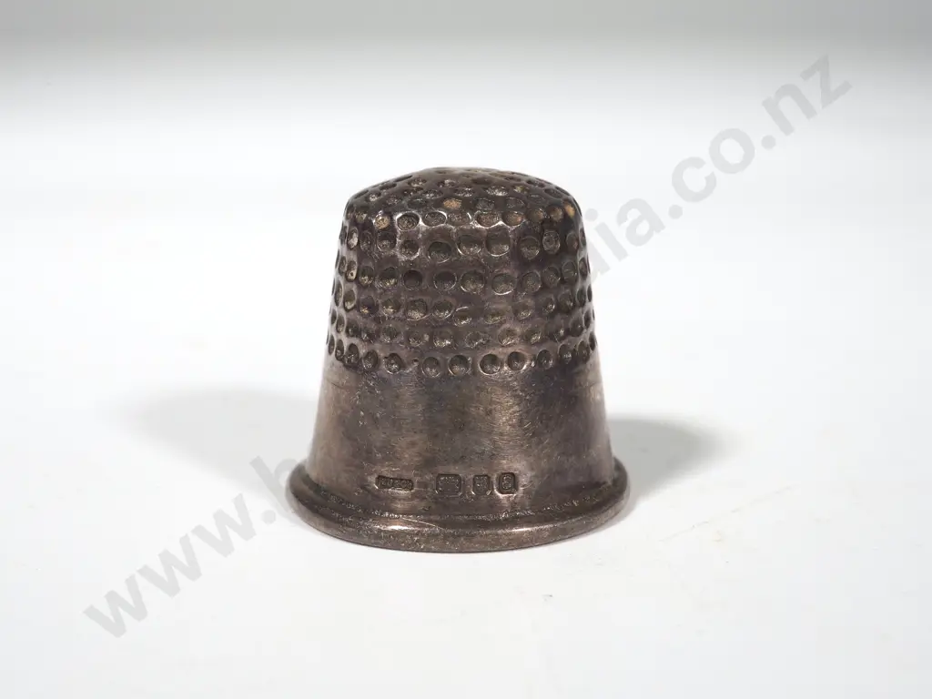 Sterling Silver Thimble: Maker:  LJ & CO - London 1979 Image 1++