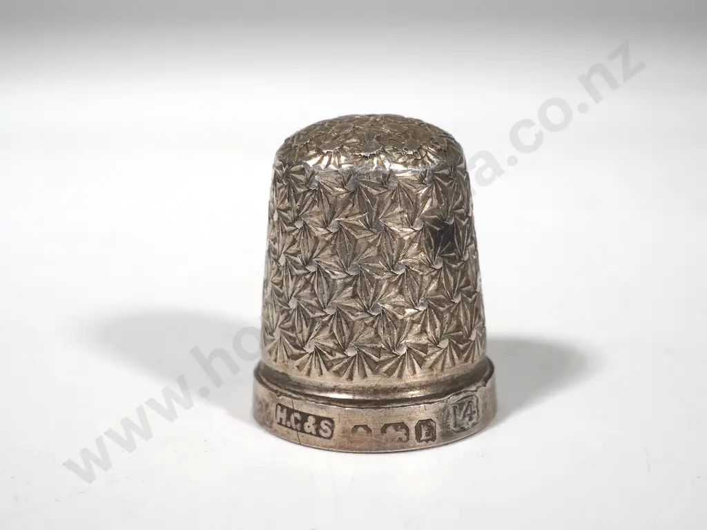 Sterling Silver Thimble - Maker: Henry Griffith & Sons - Birmingham 1929 Image 1++