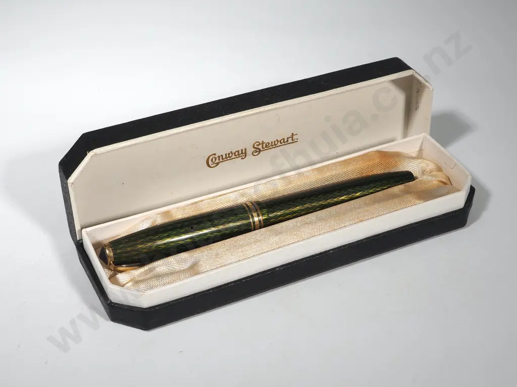 One Vintage Cased Conway Stewart Fountain Pen Image 1++
