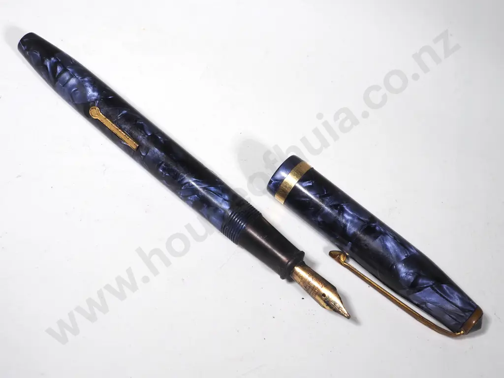 One Unboxed Vintage Conway Stewart Duro Fountain Pen w 14ct Gold Nib Image 1++