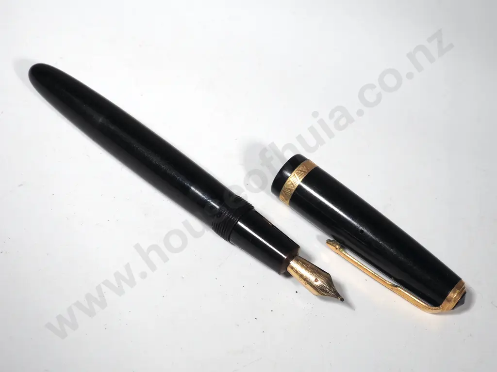 One Unboxed Vintage Conway Stewart Duro Fountain Pen w 14ct Gold Nib Image 1++
