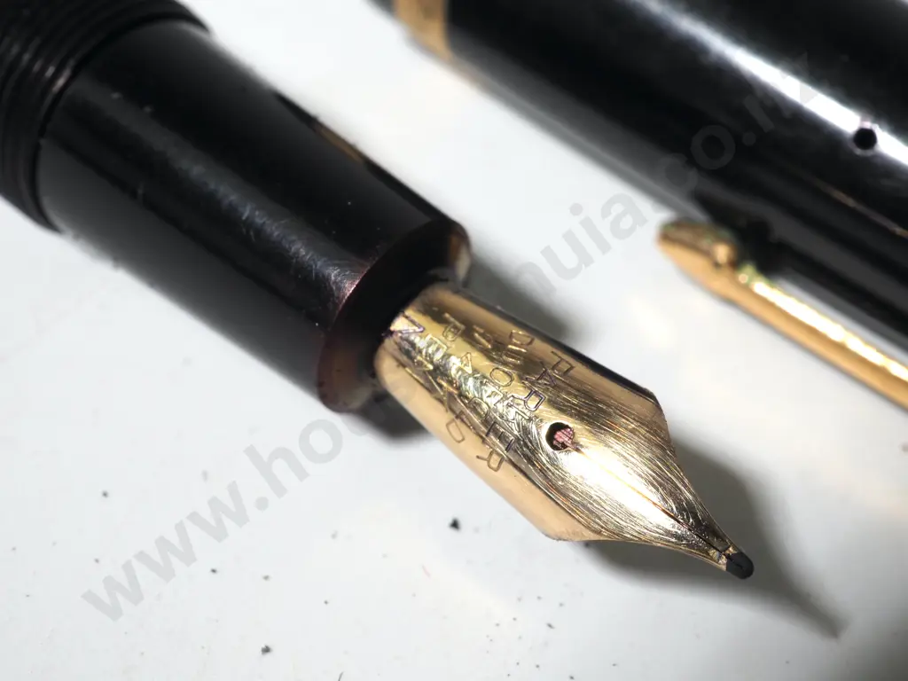 One Unboxed Vintage Conway Stewart Duro Fountain Pen w 14ct Gold Nib Image 1++
