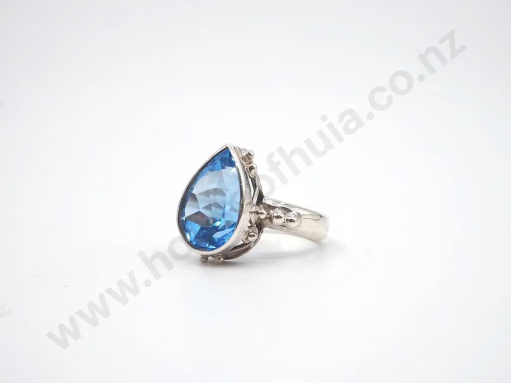 Sterling Silver Ring w Vibrant Blue Pear Cut Gem w Shoulder Accents Image 1++