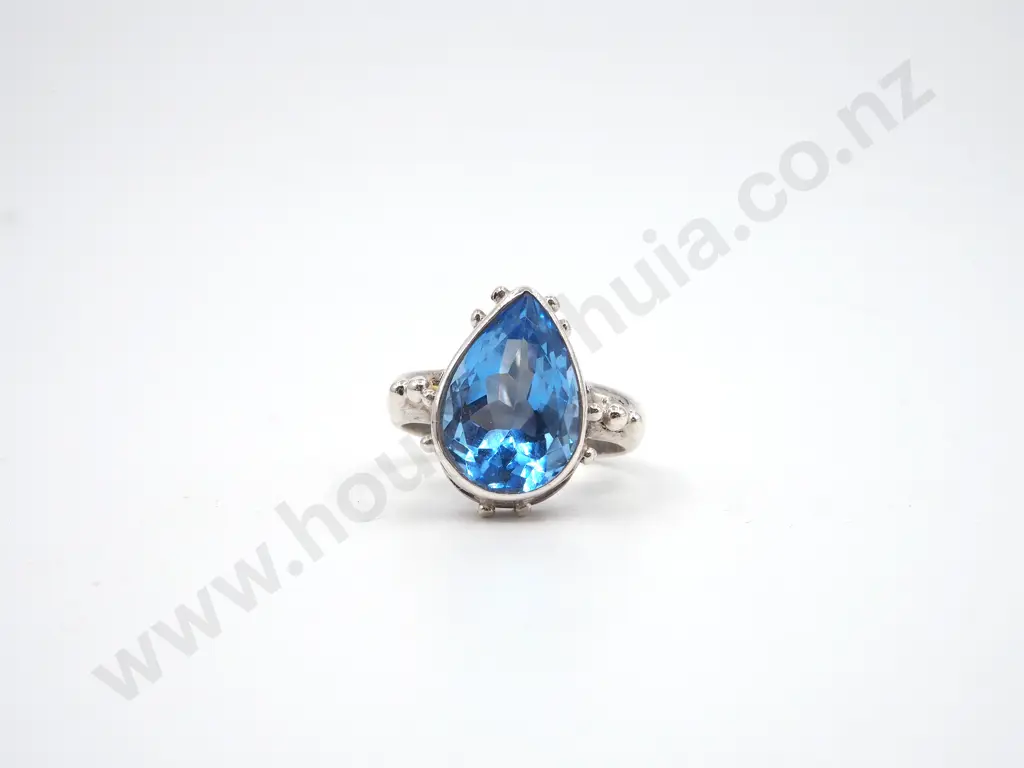 Sterling Silver Ring w Vibrant Blue Pear Cut Gem w Shoulder Accents Image 1++