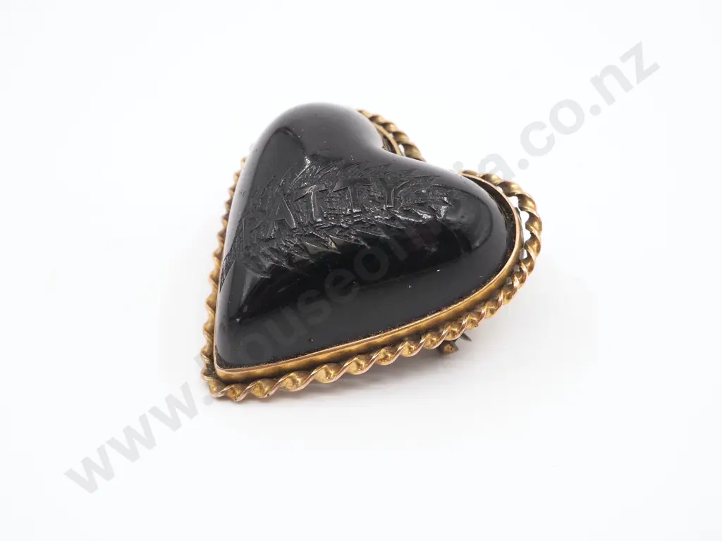 9ct Gold Heart Brooch w Black Centre Engraved w Fern/Patty Image 1++