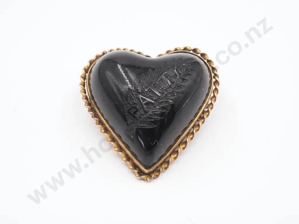 9ct Gold Heart Brooch w Black Centre Engraved w Fern/Patty Image 1++
