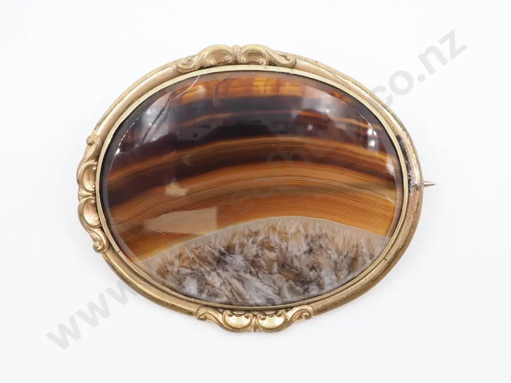 Impressive Oval Agate Brooch with Gilt Surround Image 1++
